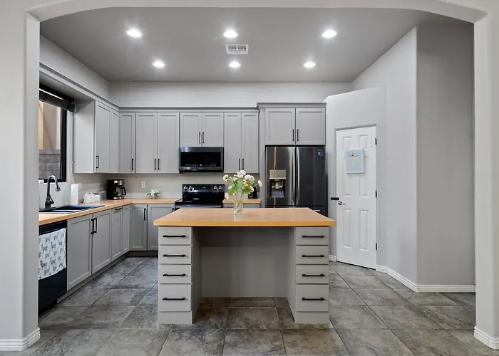 Serene Retreat With Pool & 3 Bed 3 Bath