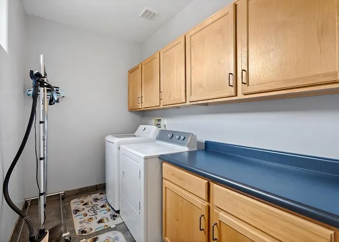 Serene Retreat With Pool & 3 Bed 3 Bath *