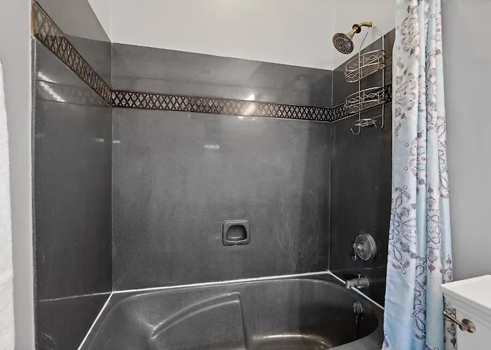 Serene Retreat With Pool & 3 Bed 3 Bath *
