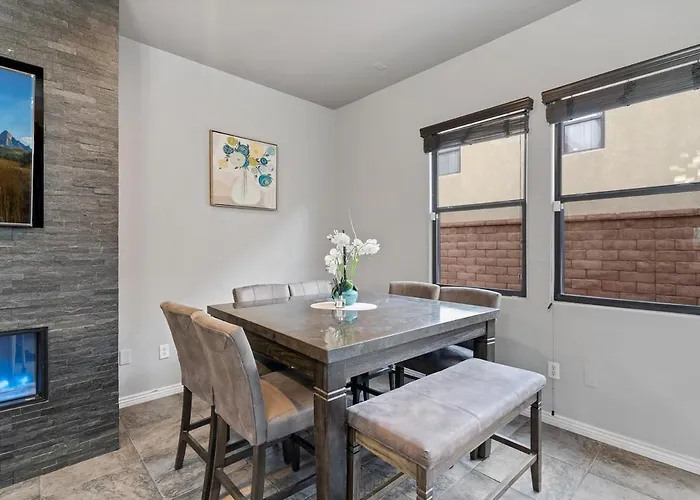 Serene Retreat With Pool & 3 Bed 3 Bath *